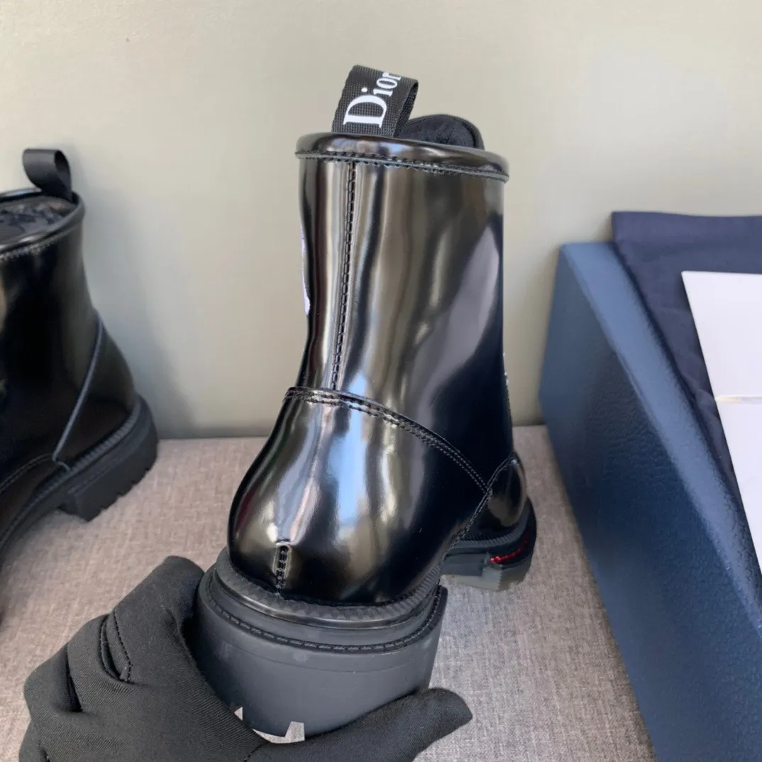 [DIOR] Top P: 1000💰 Number of yards: 39~44 (38.45 custom-made, non-refundable) Dior Dior~ Winter series, original 1:1 development Casual men's leather shoes Heavy investment, shoes and boots are made of imported cowhide + imported Dior special fabric Not easy to deform black cowhide lining Dior large hardware inlay Original TPU vacuum outsole, black cowhide Black open edge beads Military green suede Black suede Khaki suede leather is crafted by a large factory, and the perfect product is only prepared for you who know your taste! Any comparisons are welcome.